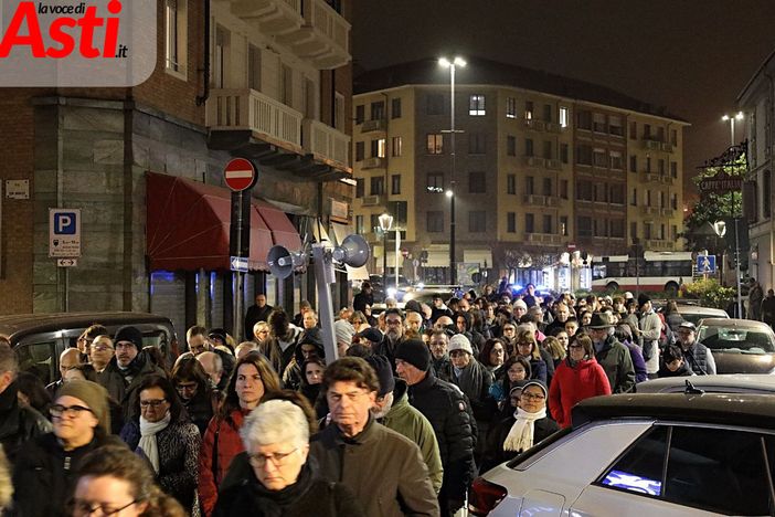 Il corteo della Via crucis nel Venerdì santo astigiano (MerfePhoto)