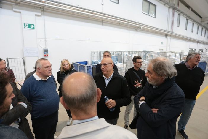 Nella lavanderia di Mappano dove l’AI viene applicata al tessile: i soci del CDO visitano l’azienda [VIDEO]