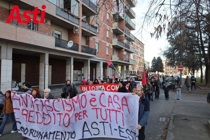 Un'immagine della marcia antifascista seguita l'imbrattamento della sede del Coordinamento Asti Est Un'immagine della marcia antifascista seguita l'imbrattamento della sede del Coordinamento Asti Est