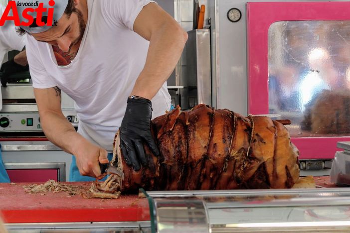 L'immancabile porchetta dalla Fiera Carolingia (MerfePhoto) L'immancabile porchetta dalla Fiera Carolingia (MerfePhoto)