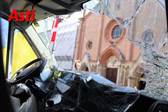 Le immagini dell'ambulanza ucraina crivellata dai colpi russi (Merphefoto)