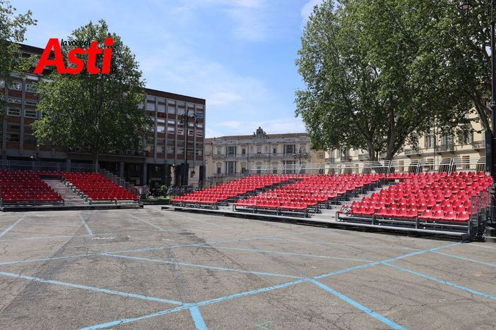 L'allestimento di piazza Alfieri (Merphefoto)