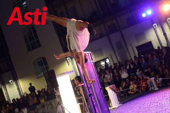 Un momento dello spettacolo inaugurale di Asti Teatro 2024 (Merphefoto) Un momento dello spettacolo inaugurale di Asti Teatro 2024 (Merphefoto)