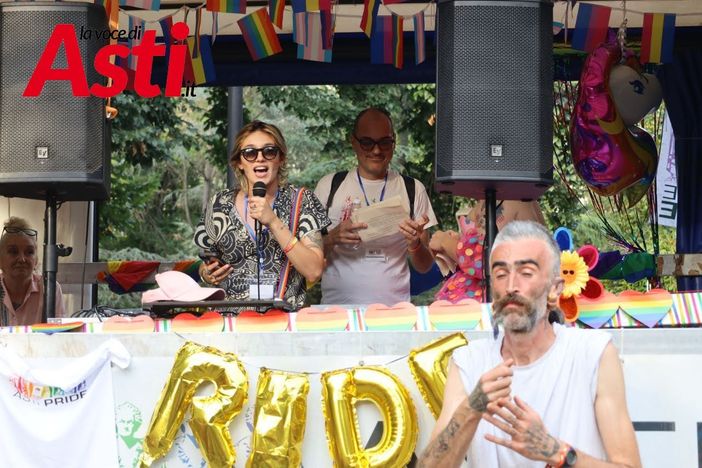 Vittoria Briccarello e Patrizio Onori ritratti (ph. Merfephoto - Efrem Zanchettin) durante gli interventi finali del Pride 2024