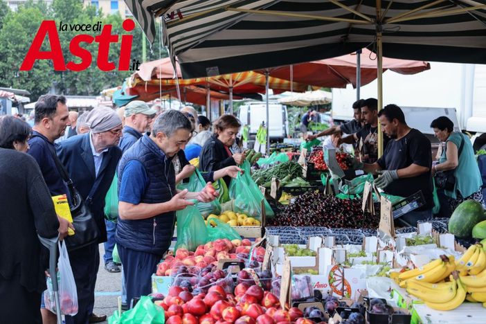 Asti, il Comune affida il noleggio di bagni chimici per il mercato di piazza Campo del Palio