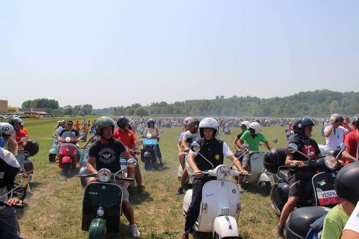 I Vespisti moderni tornano a Castelnuovo don Bosco con il raduno di oltre 400 vespe I Vespisti moderni tornano a Castelnuovo don Bosco con il raduno di oltre 400 vespe