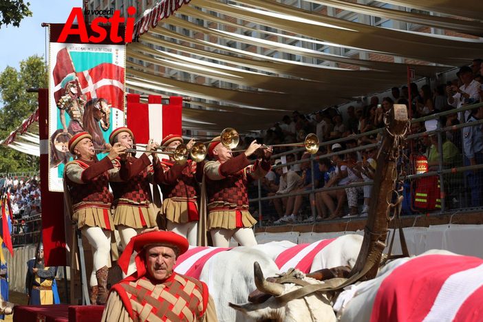L'ingresso in piazza Alfieri del Carroccio, ovviamente riferito a una precedente edizione della manifestazione