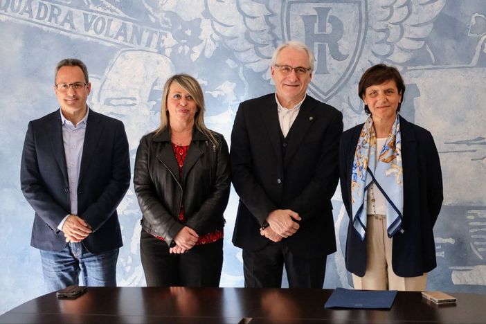 da sinistra a destra: Professor Vincenzo Piperissa, professoressa Chiara Cerrato, professor Franco Calcagno (dirigente scolastico ITIS Artom) e il questore di Asti dottoressa Marina Di Donato - Ph. Merfephoto - Efrem Zanchettin da sinistra a destra: Professor Vincenzo Piperissa, professoressa Chiara Cerrato, professor Franco Calcagno (dirigente scolastico ITIS Artom) e il questore di Asti dottoressa Marina Di Donato - Ph. Merfephoto - Efrem Zanchettin