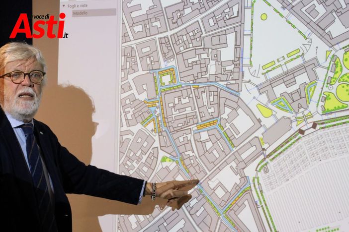 Un momento della riunione (la planimetria in foto non è quella allo studio effettivo) (Merphefoto) Un momento della riunione (la planimetria in foto non è quella allo studio effettivo) (Merphefoto)