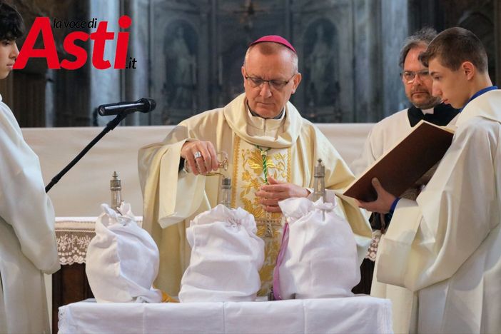Monsignor Prastaro ritratto durante la celebrazione del Crisma (ph. Merfephoto - Efrem Zanchettin) Monsignor Prastaro ritratto durante la celebrazione del Crisma (ph. Merfephoto - Efrem Zanchettin)