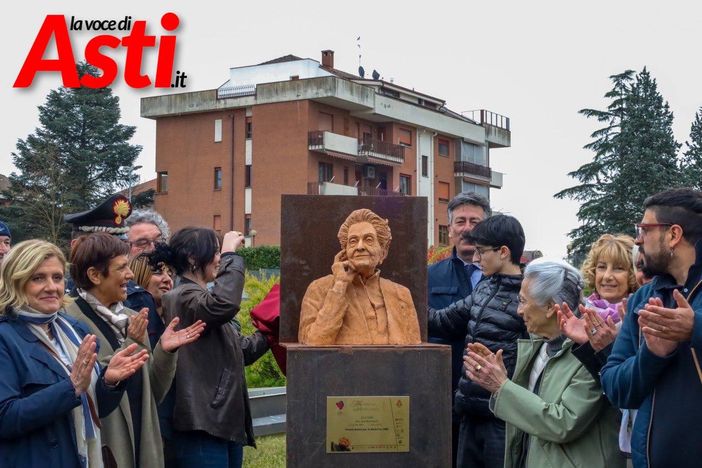 Il momento dello "svelamento" della statua (Merfephoto) Il momento dello "svelamento" della statua (Merfephoto)