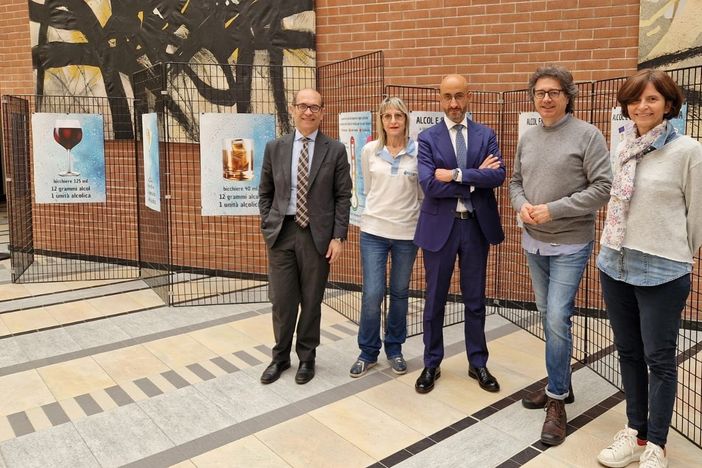 In foto gli operatori del Serd con il direttore generale dell’Asl AT Giovanni Gorgoni e il direttore sanitario d’azienda Andrea Fabbo