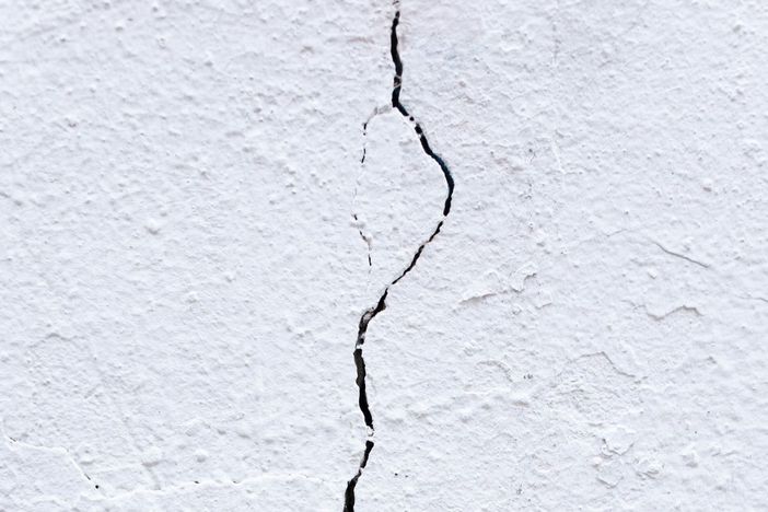 Come affrontare le crepe nei muri delle costruzioni: cause, diagnosi e soluzioni efficaci