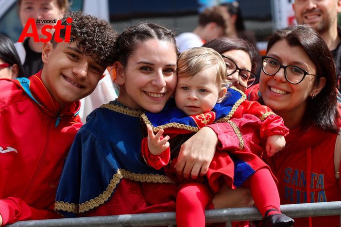 Un'immagine della Sbandierata del Santo ad Asti (Merphefoto)
