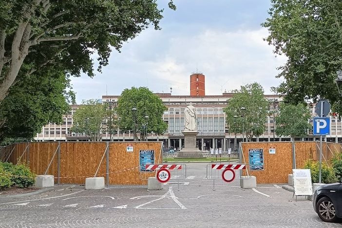 Divieti in piazza Alfieri in preparazione della scorsa edizione della rassegna