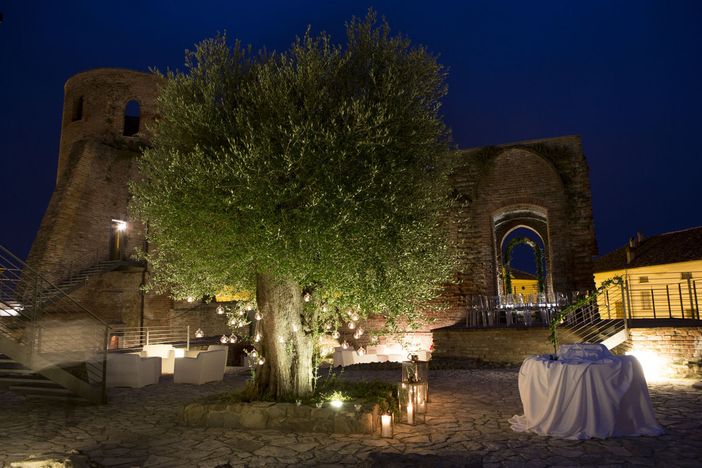 Un bello scorcio notturno del castello di Moasca