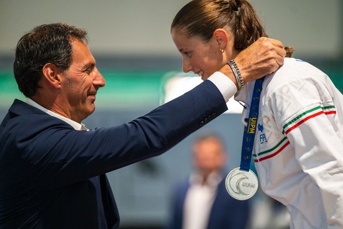 La consegna della medaglia d'argento all'atleta astigiana (immagine tratta dal sito della fipm.it)