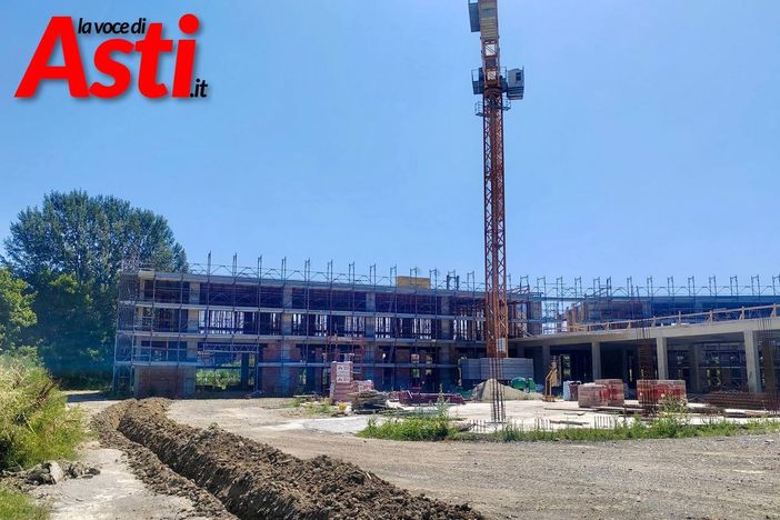 In foto il cantiere della scuola elementare Rossignoli