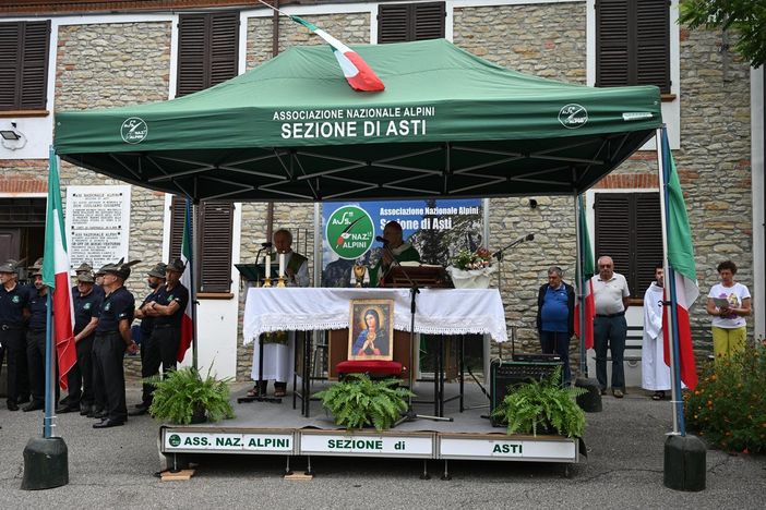 Un momento della funzione religiosa celebrata sul sagrato del santuario dei Caffi