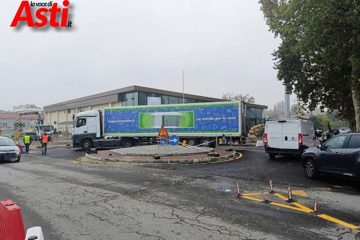 Un mezzo pesante impegnato nel transitare sulla nuova rotonda Un mezzo pesante impegnato nel transitare sulla nuova rotonda