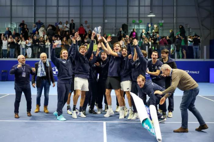 Filippo Giovannini, il terzo da sx e Umberto il secondo, accovacciato da dx