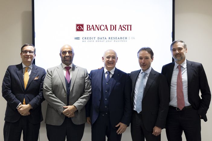 Nell'immagine, da sinistra a destra: Andrea Ganelli (notaio), Carlo Spagliardi (DG e Consigliere CDR Italia), Carlo Demartini (AD e DG Gruppo Banca di Asti), Alessio Balduini (legale rappresentante CDR LTD), Ganmaria Fontanin Coletti (responsabile Affari Legali e Societari CRIF) Nell'immagine, da sinistra a destra: Andrea Ganelli (notaio), Carlo Spagliardi (DG e Consigliere CDR Italia), Carlo Demartini (AD e DG Gruppo Banca di Asti), Alessio Balduini (legale rappresentante CDR LTD), Ganmaria Fontanin Coletti (responsabile Affari Legali e Societari CRIF)