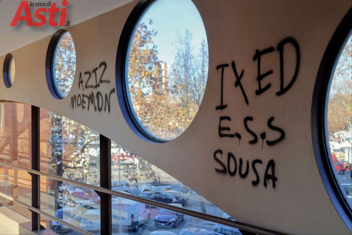 Una delle scritte comparse ieri al Movicentro Una delle scritte comparse ieri al Movicentro