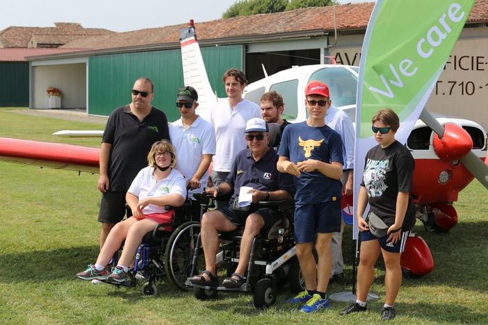 Vincenzo Soverino, al centro, con alcuni ragazzi che parteciperanno all'iniziativa. Nelle restanti due immagini, a fine articolo, altre immagini di Soverino a bordo di uno dei mezzi messi a disposizione dall'Associazione Fly Therapy