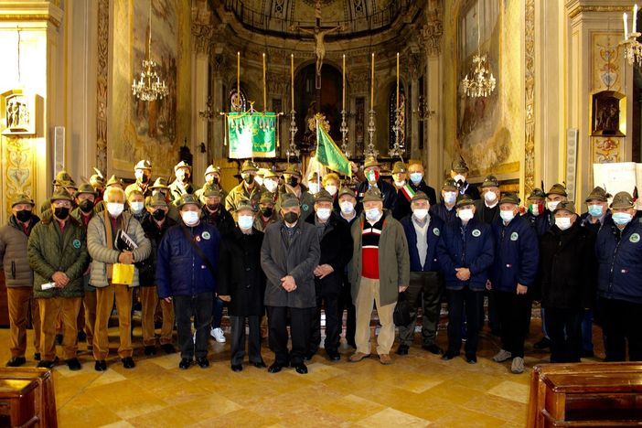 Il Gruppo Alpini di Canelli con il Coro Vallebelbo e le autorità al termine della funzione religiosa