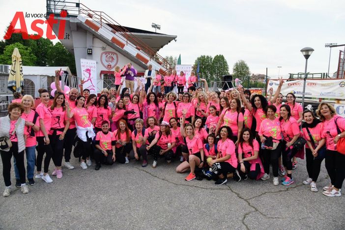 Un mare rosa ha attraversato Asti con la camminata della Lilt [FOTO]