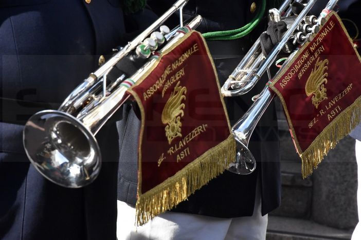 Sanremo: il fascino dei Bersaglieri di Asti incanta anche il Festival, i cappelli con le piume nelle vie della città dei fiori (Foto e Video)