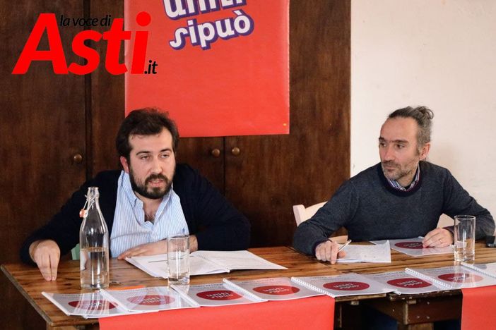 I consiglieri Mauro Bosia (a sinistra) e Michele Anselmo ritratti da Efrem Zanchettin nel corso di una recente conferenza stampa alla Casa del Popolo