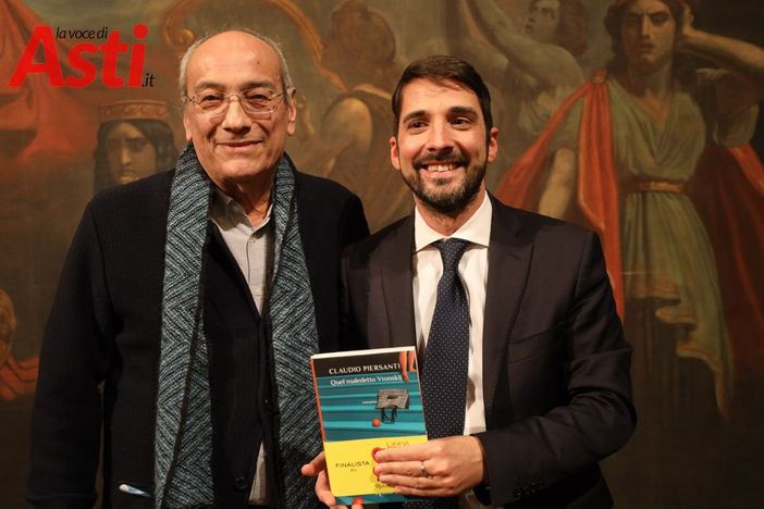 Il vincitore con l'assessore alla Cultura, Candelaresi (MerfePhoto)