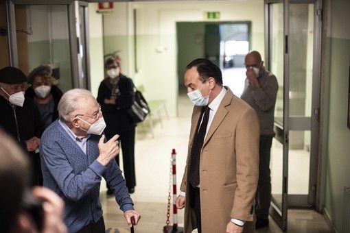 Alberto Cirio con anziano over 80 Alberto Cirio con anziano over 80