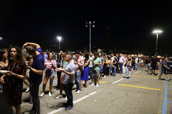 Avventori in coda alle Sagre (ph. Merfephoto - Efrem Zanchettin) Avventori in coda alle Sagre (ph. Merfephoto - Efrem Zanchettin)