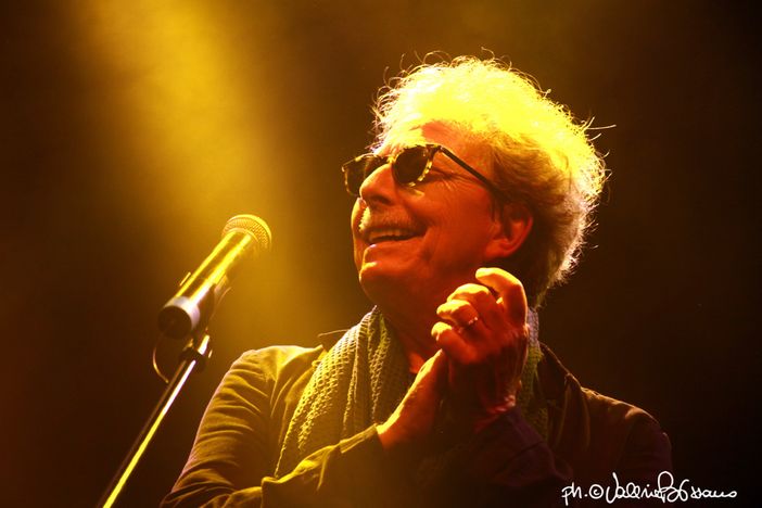 Fabio Concato ritratto durante alcuni concerti