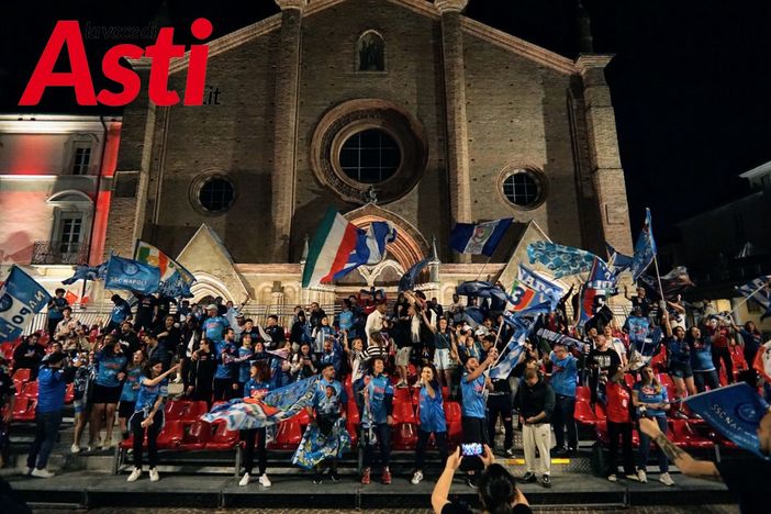 La incontenibile gioia dei tifosi napoletani (Galleria fotografica e video di Merfephoto - Efrem Zanchettin) La incontenibile gioia dei tifosi napoletani (Galleria fotografica e video di Merfephoto - Efrem Zanchettin)