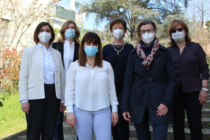 Sei donne medico (Muccioli, in primo piano, e da sinistra Timon, Amerio, Gai, Saracco, Penna) impegnate nell'A.I.D.M. astigiana