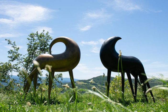 Due delle molte opere esposte al Parco d'Arte Quarelli Due delle molte opere esposte al Parco d'Arte Quarelli