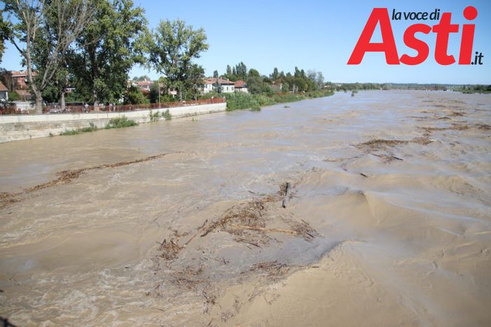 La foto, scattata intorno alle 14.30 da Efrem Zanchettin - MerfePhoto (autore di tutte le immagini presenti in questo articolo), testimonia un momento di massima piena del fiume La foto, scattata intorno alle 14.30 da Efrem Zanchettin - MerfePhoto (autore di tutte le immagini presenti in questo articolo), testimonia un momento di massima piena del fiume