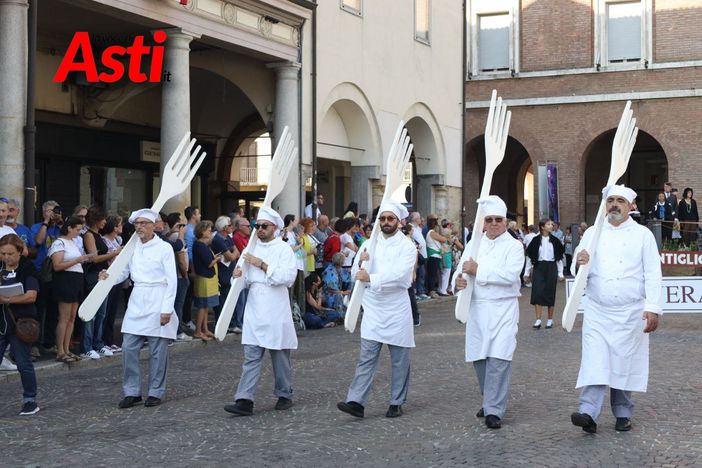 I "forchettoni" che aprono la sfilata contadina (ph. Merfephoto - Efrem Zanchettin) I "forchettoni" che aprono la sfilata contadina (ph. Merfephoto - Efrem Zanchettin)
