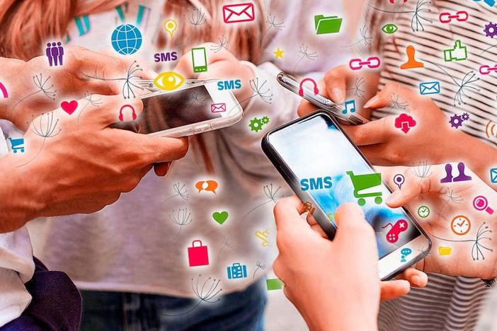 Immagine generica ragazzi sul web