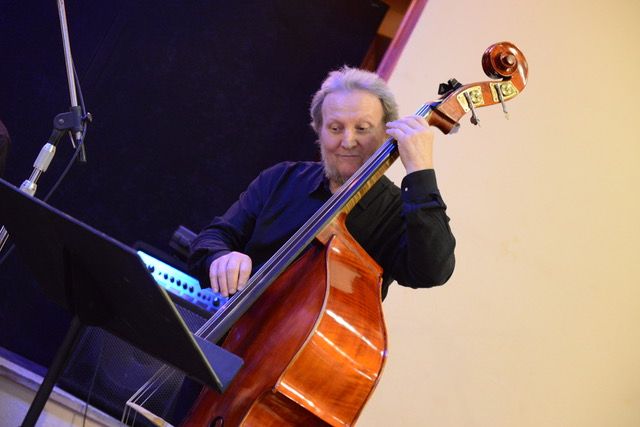 Un'immagine di Giorgio Pettenuzzo con il suo ultimo strumento (foto scelta dalla famiglia)