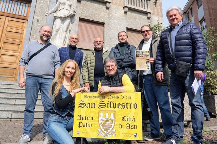 I membri del comitato “Oratorio San Silvestro” davanti alla Camera di commercio (area verde dedicata al Rione)