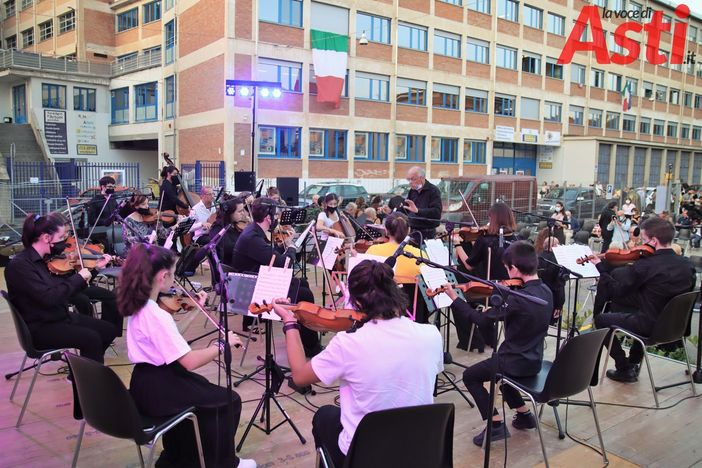 Il ministro Azzolina scrive all'Artom di Asti: "Siete un esempio positivo per il Paese intero"