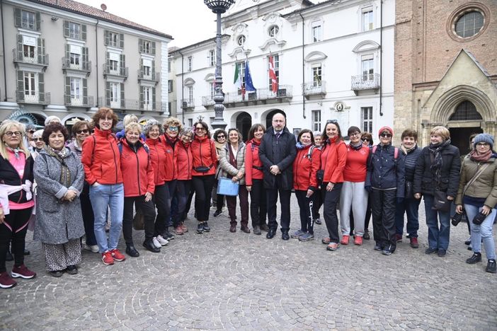 Le partecipanti alla camminata nel centro cittadino ritratte con il sindaco Rasero