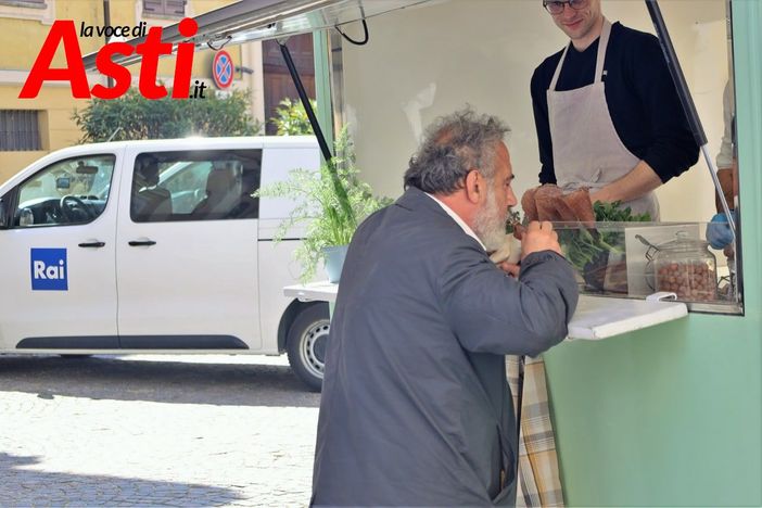 Marcello Masi immortalato mentre gusta una cialde di carne cruda