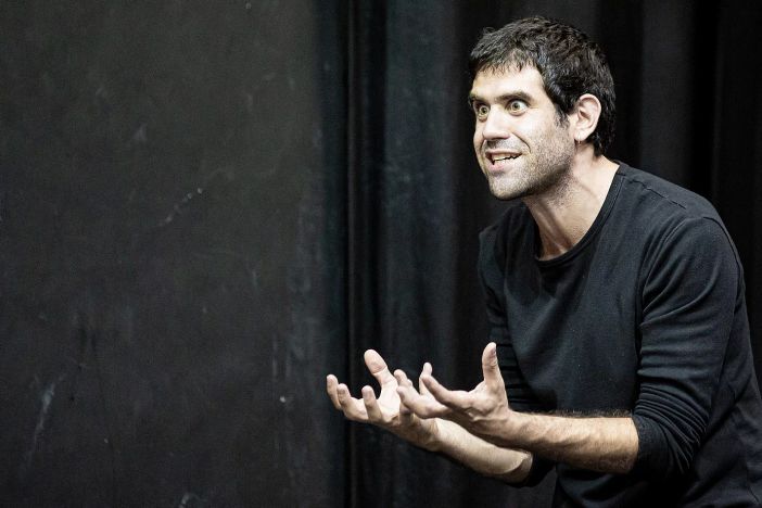 Matthias Martelli in un'immagine di scena (ph. Stefano Roggero)