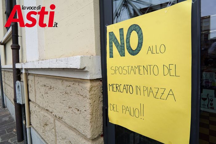 Stefano Allovio, presidente del Consorzio di gestione del Mercato Coperto. A fine articolo, due scatti di Merfephoto - Efrem Zanchettin che mostrano il cartello affisso