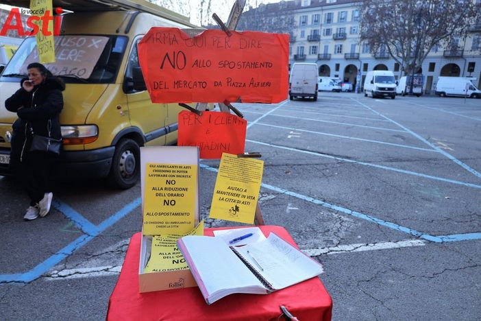 &quot;Chiediamo aiuto anche ai cittadini, dietro a un banco vive una famiglia&quot;. Nuovo sit-in degli ambulanti astigiani